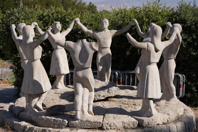 Mutiladas varias figuras del monumento a la sardana de Barcelona