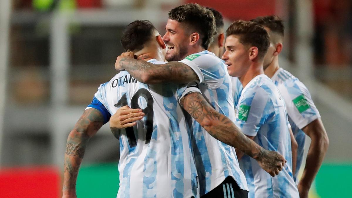 Rodrigo De Paul abraza a Otamendi tras un gol de Argentina