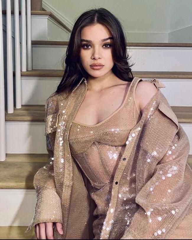 La actriz Hailee Steinfeldd, con look de lentejuelas y un corte de pelo mariposa