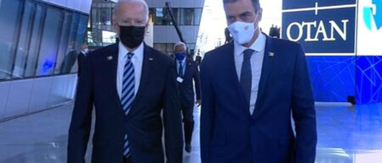 Pedro Sánchez y Joe Biden se dirigen juntos hacia la primera reunión de la Cumbre de la OTAN