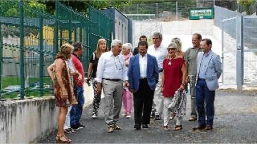 Autoritats locals, de la Diputació i veïns, en la inauguració dels nous accessos i posterior visita a l&#039;escola