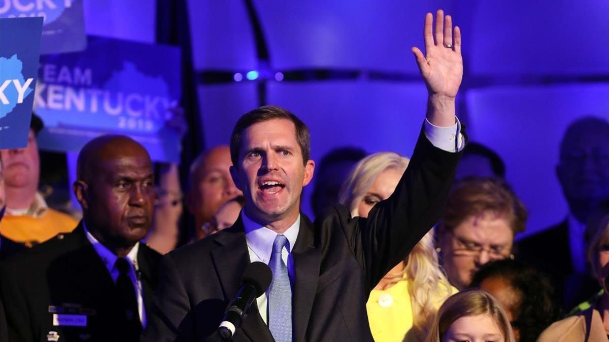 El gobernador electo de Kentucky, el demócrata Andy Beshear, celebra con sus simpatizantes la victoria.