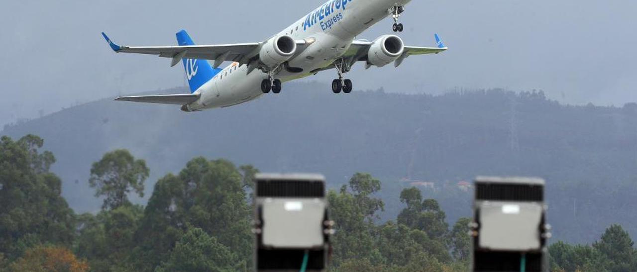 Un avión de Air Europa despegando del aeropuerto de Vigo. // Marta G. Brea