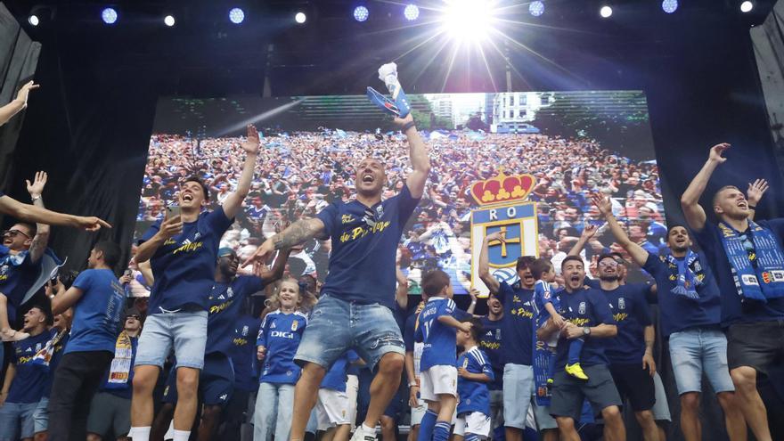 La plaza de América llevará el nombre de Santi Cazorla: la estrella oviedista escucha el anuncio de Canteli desde el balcón del Ayuntamiento