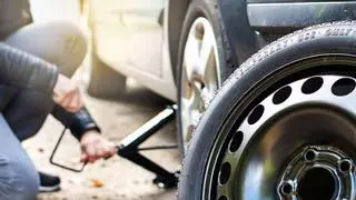 ¿Por qué los coches nuevos ya no tienen rueda de repuesto? La razón que nadie te cuenta
