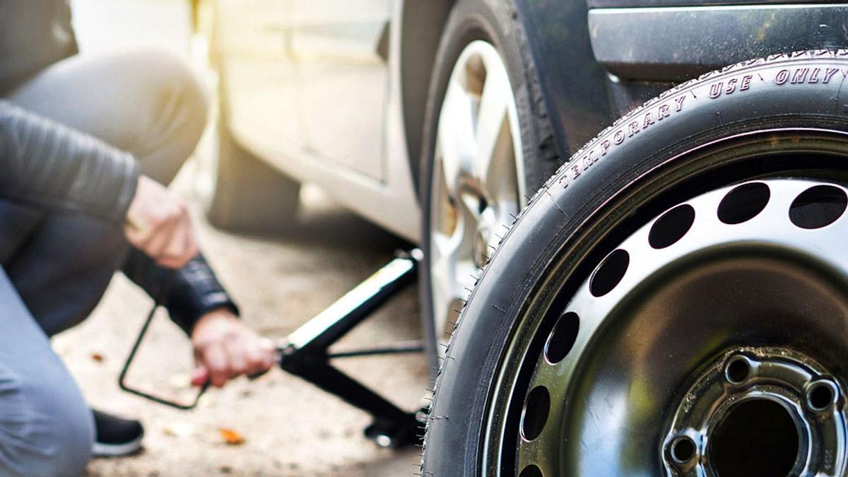 ¿Por qué los coches nuevos ya no tienen rueda de repuesto? La razón que nadie te cuenta