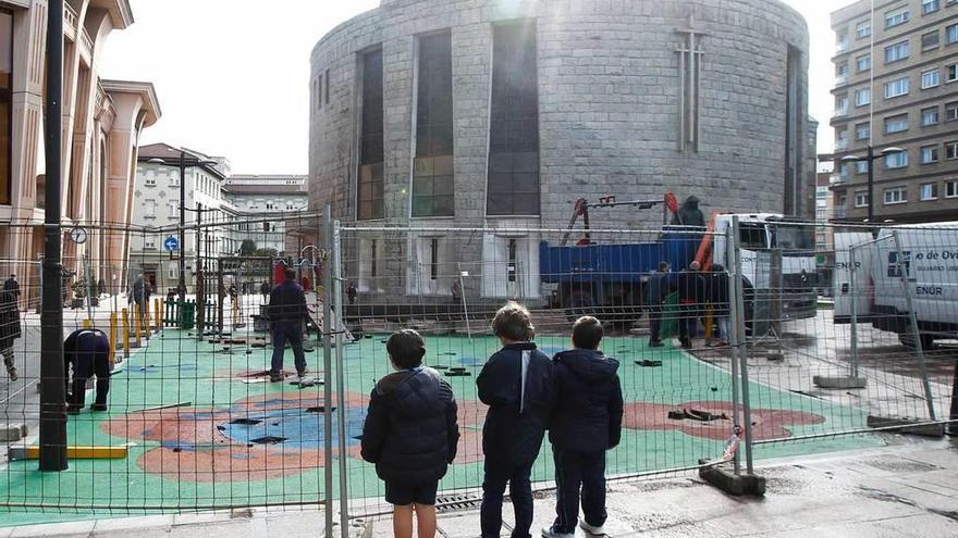 Tres niños, observando ayer el inicio de las obras en el parque infantil de la plaza del Fresno (antigua Gesta).