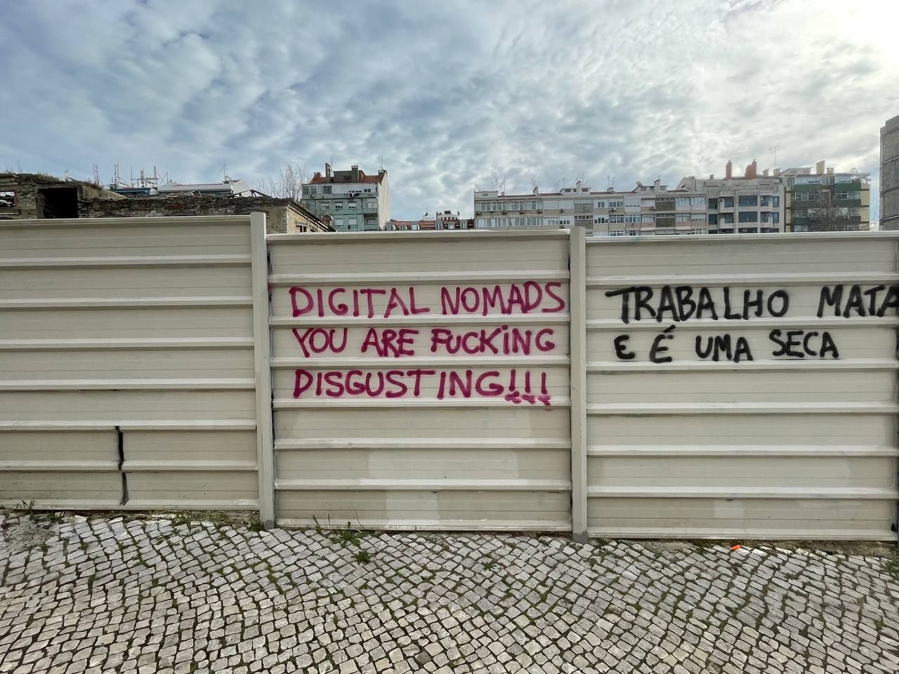 Graffiti anti-nómadas digitales en Portugal