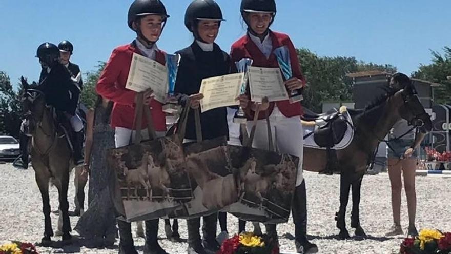 Alejandro Alarcón, Maria Velasco y Nicole Parlade, en el podio del Nacional.