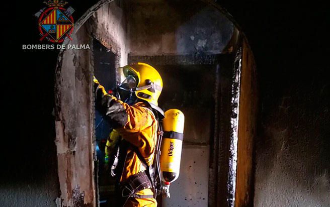 Un incendio en una vivienda obliga a desalojar un centenar de personas en Son Gotleu