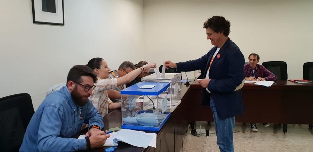 Josep Riera (Compromís) vota en Meliana.