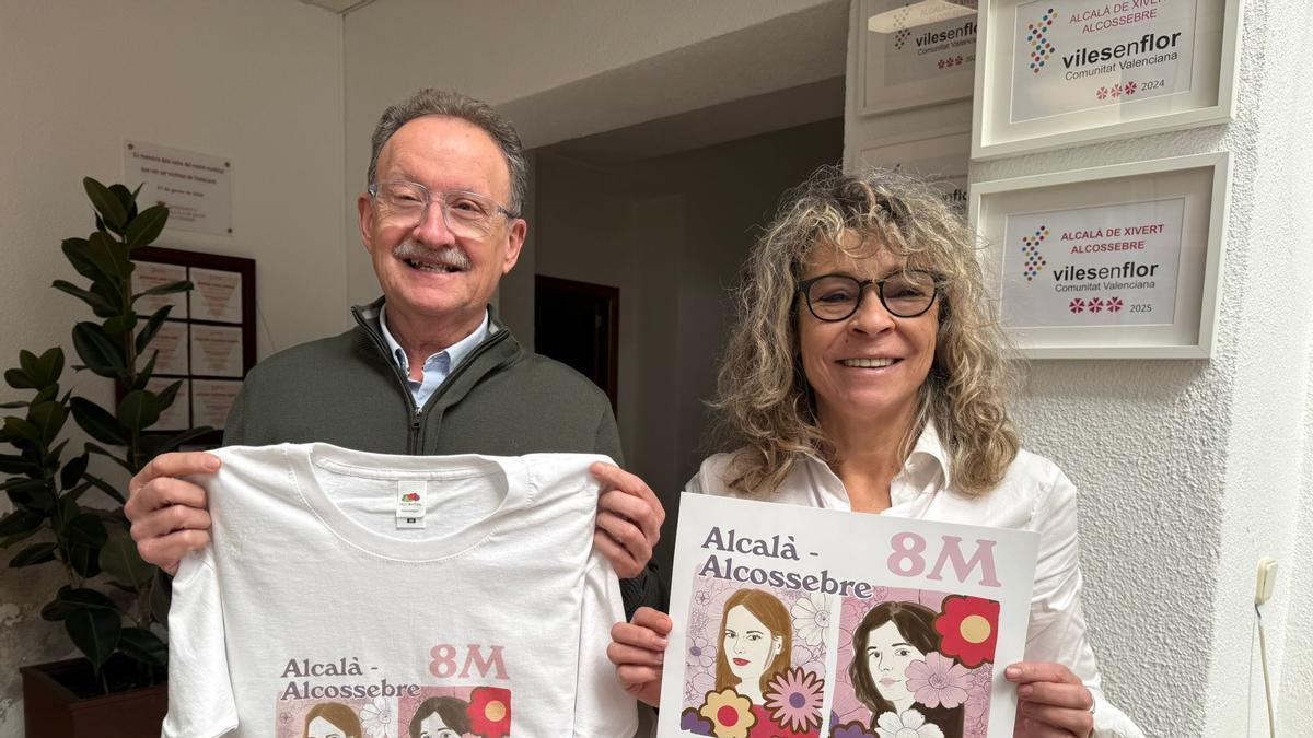 El alcalde y la concejala de Igualdad posan con el cartel del 8M.