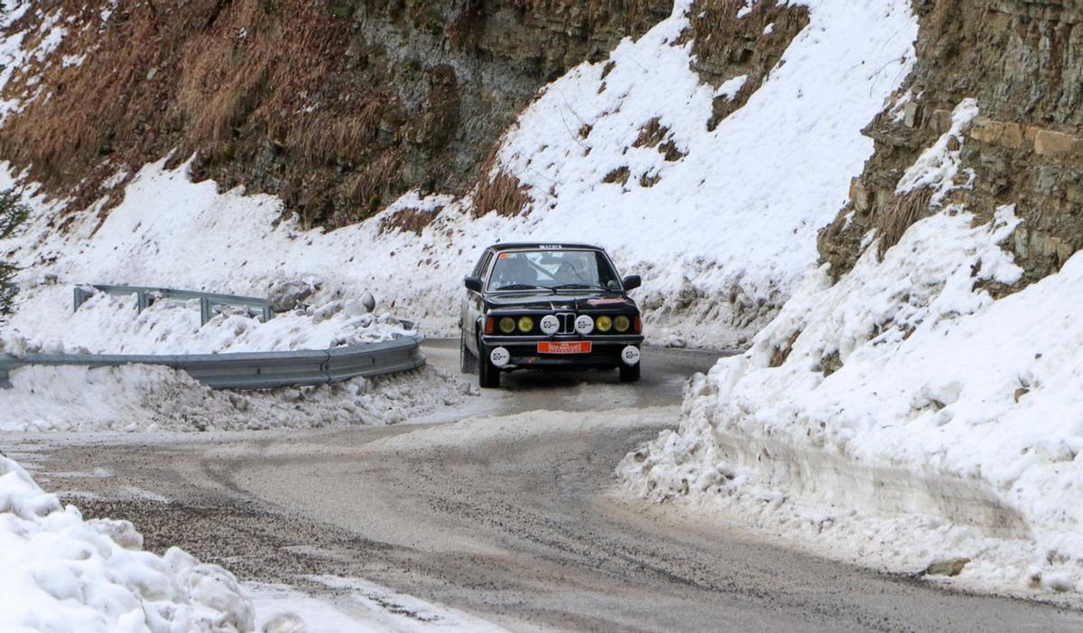 Lluis Climent pilota bajo la nieve, en el Rallye Montecarlo Historique.