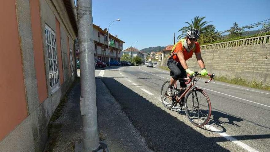 Un ciclista circulando por la PO-308 en Covelo. // Gustavo Santos