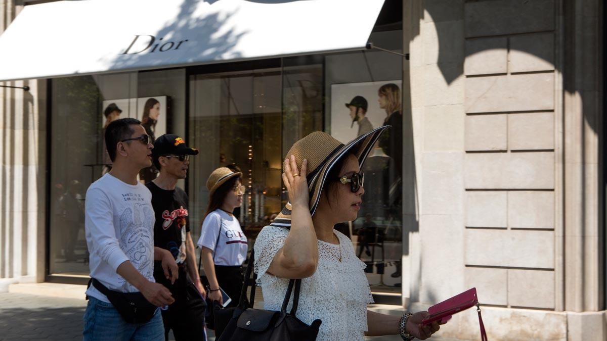 Los turistas japoneses que visitan Catalunya gastan el triple que el resto, como explica la ’consellera’ de Empresa, Àngels Chacón. En la foto, turistas japoneses en tiendas de lujo del paseo de Gràcia de Barcelona.