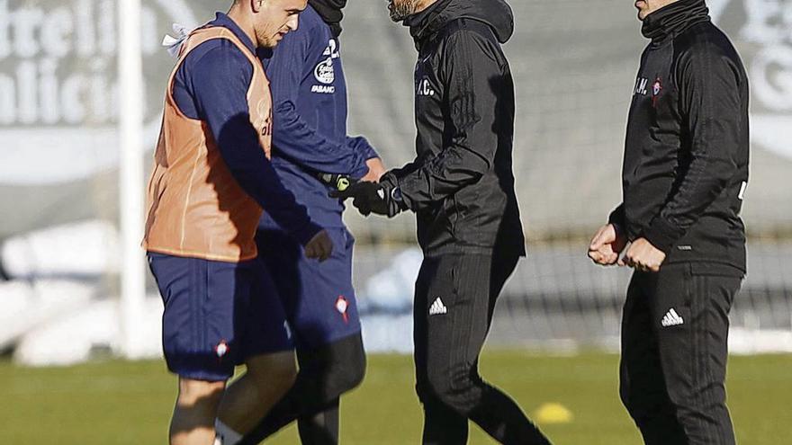 Miguel Cardoso conversa con Lobotka durante el entrenamiento matinal del miércoles. // Ricardo Grobas