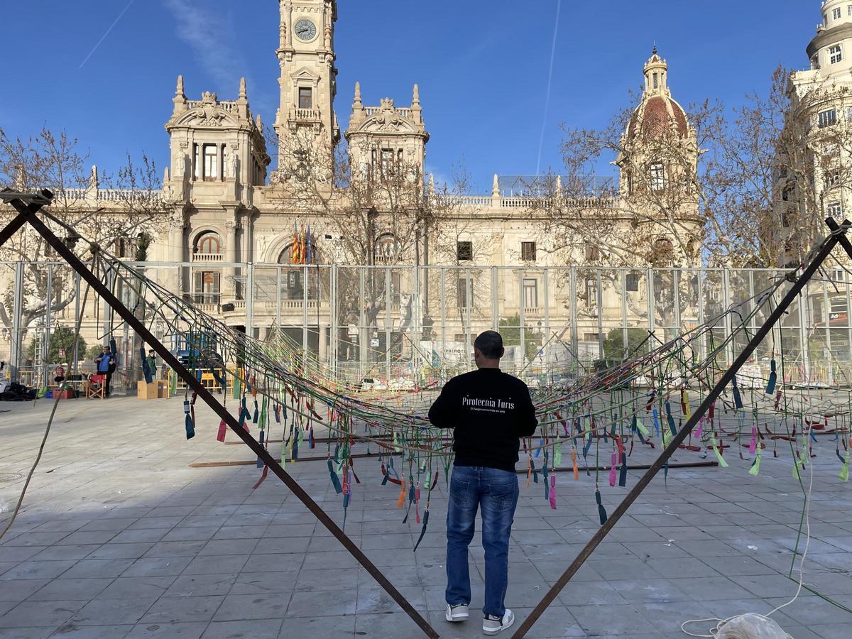 Preparativos de la &quot;mascletà&quot; de pirotecnia Turñis en la plaza del Ayuntamiento de València.