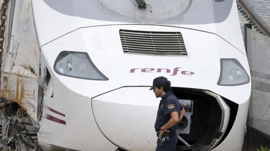 Un policía pasa frente a la locomotora del tren.