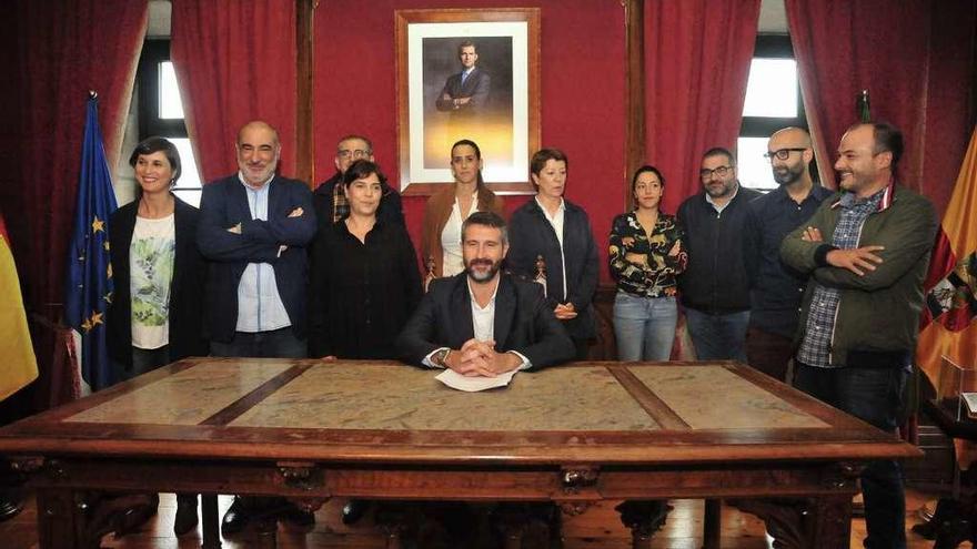 Alberto Varela con casi todos los concejales de su nueva etapa de gobierno en Vilagarcía. // Iñaki Abella