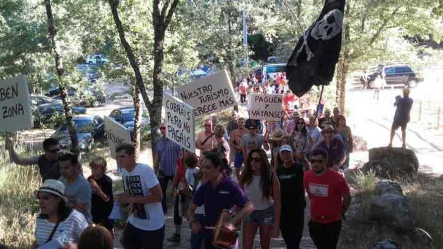 Manifestantes en las inmediaciones del &quot;camping&quot; El Folgoso.