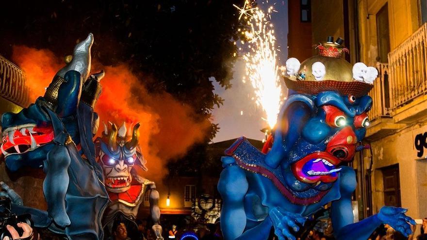 Fuego, música y gigantes transforman la calle Príncipe en una fiesta