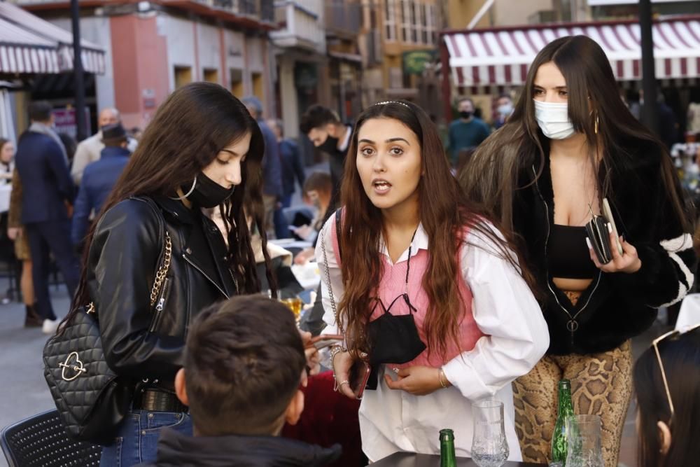 Algunos murcianos no perdonan su visita a la Plaza de las Flores para despedir el año