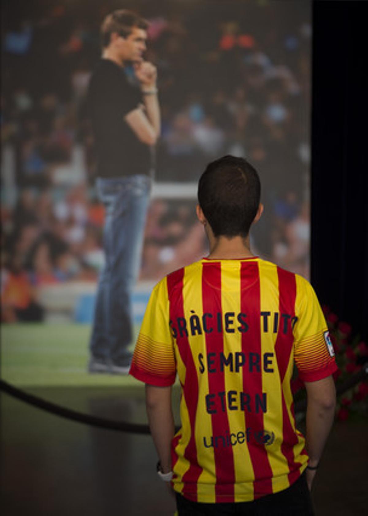 Seguidors blaugrana i del món del futbol rendeixen homenatge a l’exentrenador blaugrana.