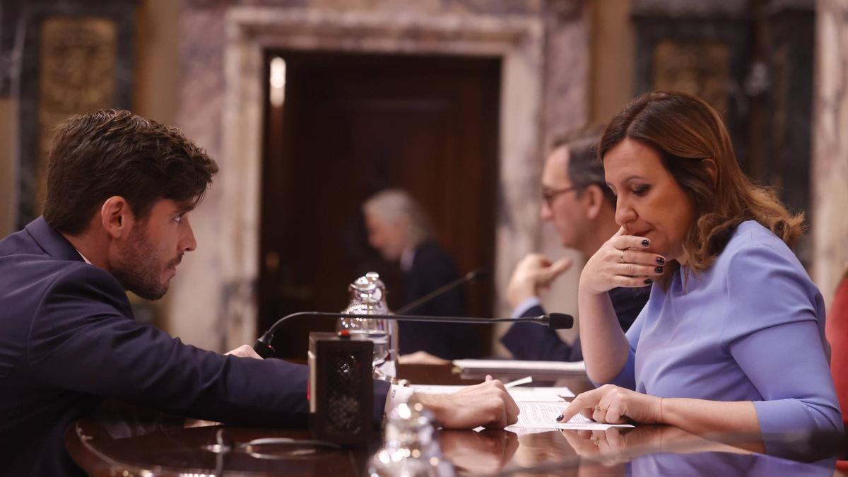 Juan Carlos Caballero charla con la alcaldesa antes del pleno de ayer.