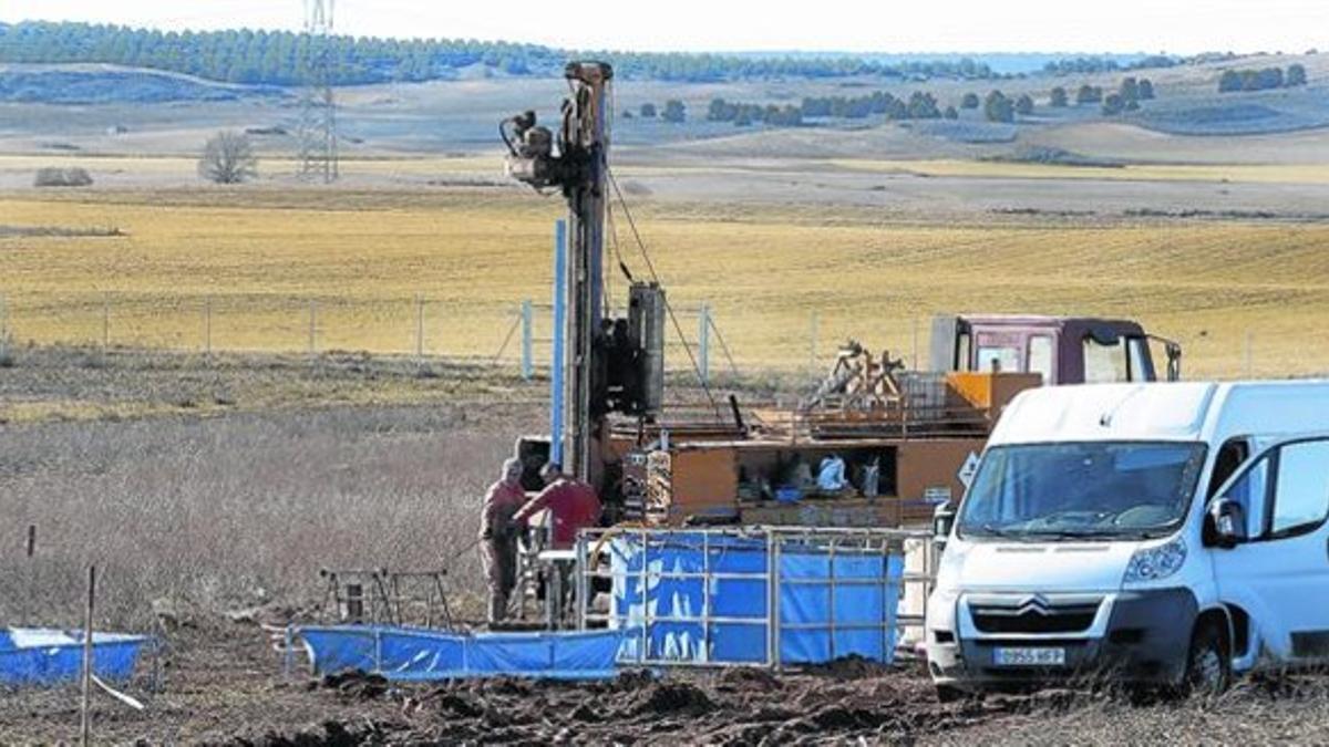 Trabajos de sondeo del subsuelo en el municipio de Villar de Cañas, en diciembre del 2014.