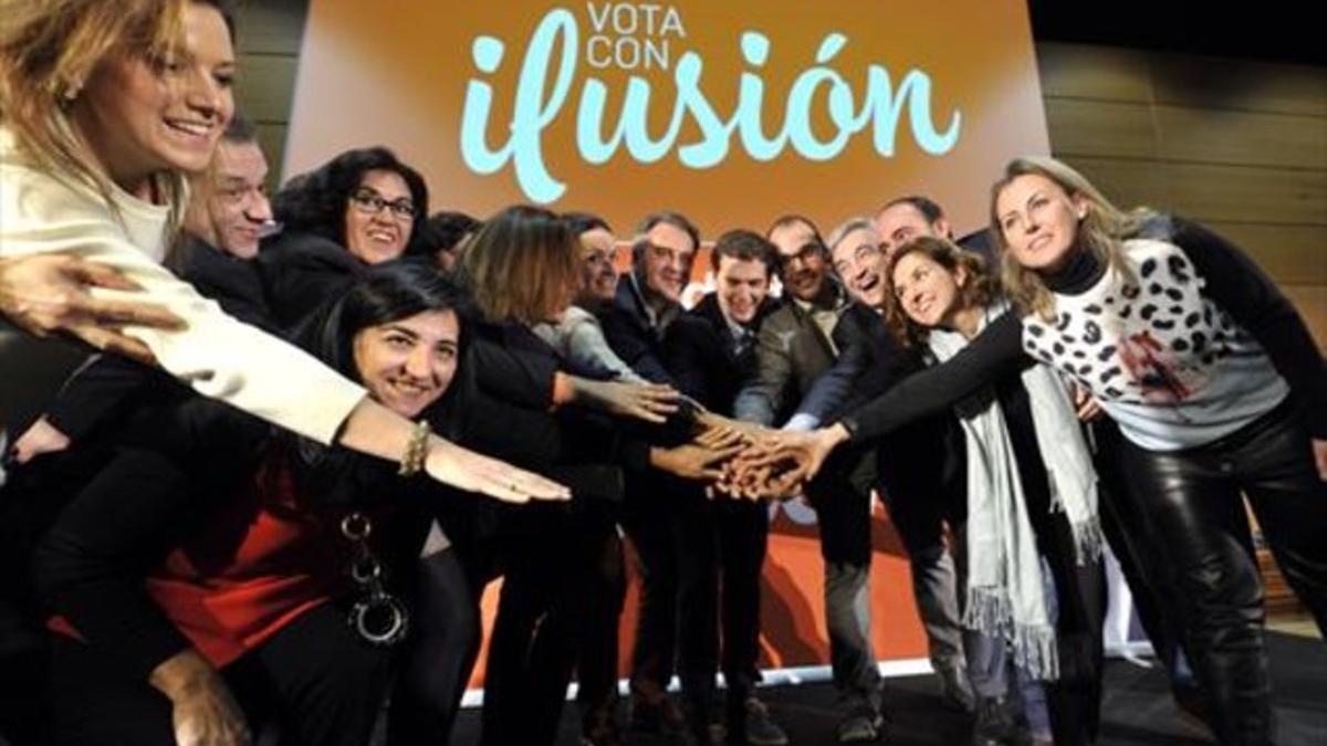 Albert Rivera, con los candidatos de C's en Castilla-La Mancha, ayer en Toledo.