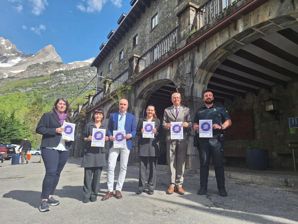 Representantes institucionales en el Parador de Bielsa.