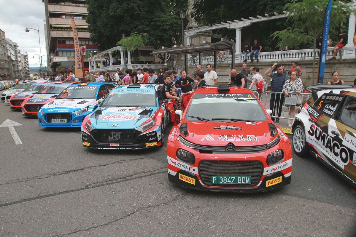 Varios coches de la competición en la Alameda ourensana.