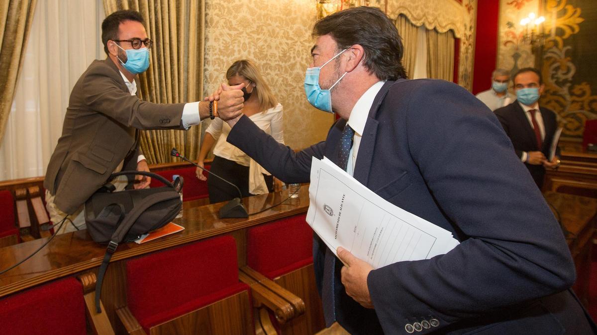 Adrián Santos y Luis Barcala en el último pleno extraordinario del Ayunramiento de Alicante.