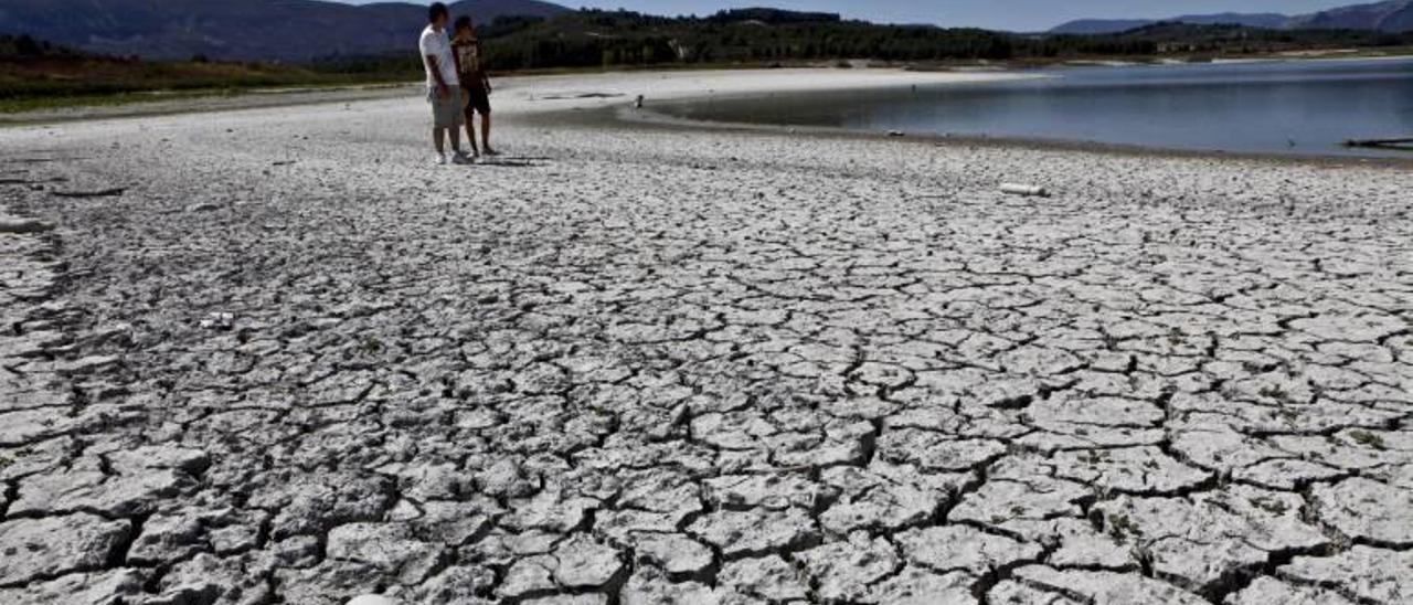 Beniarrés y Planes piden que se aproveche el bajo nivel  del pantano para dragarlo