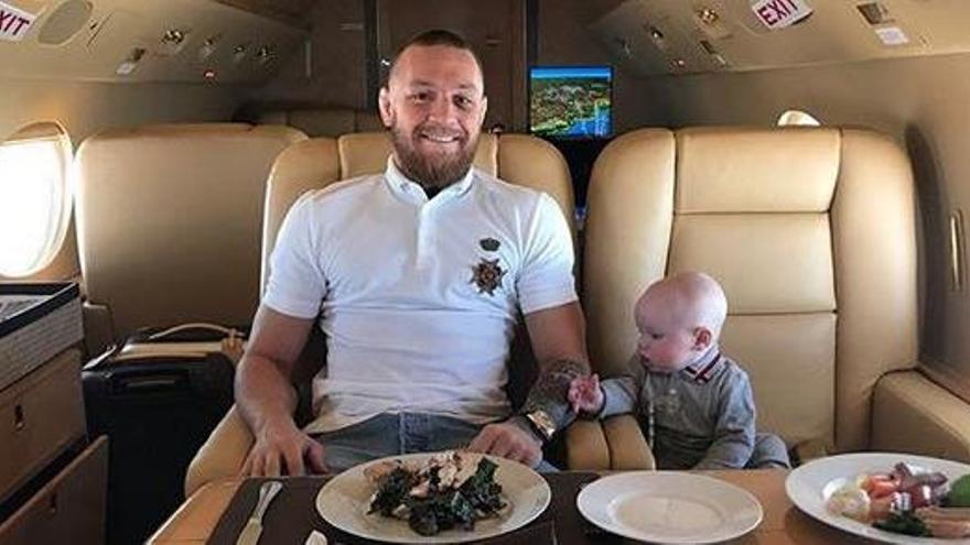 Conor McGregor llega a Ibiza en jet privado con su familia