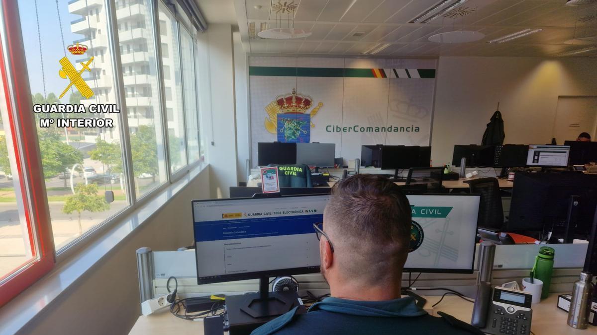 Un agente del equipo@ de la Guardia Civil investiga un caso.