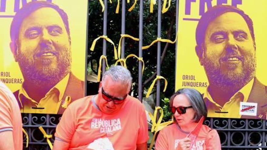 Manifestants, davant uns retrats d&#039;Oriol Junqueras, ahir