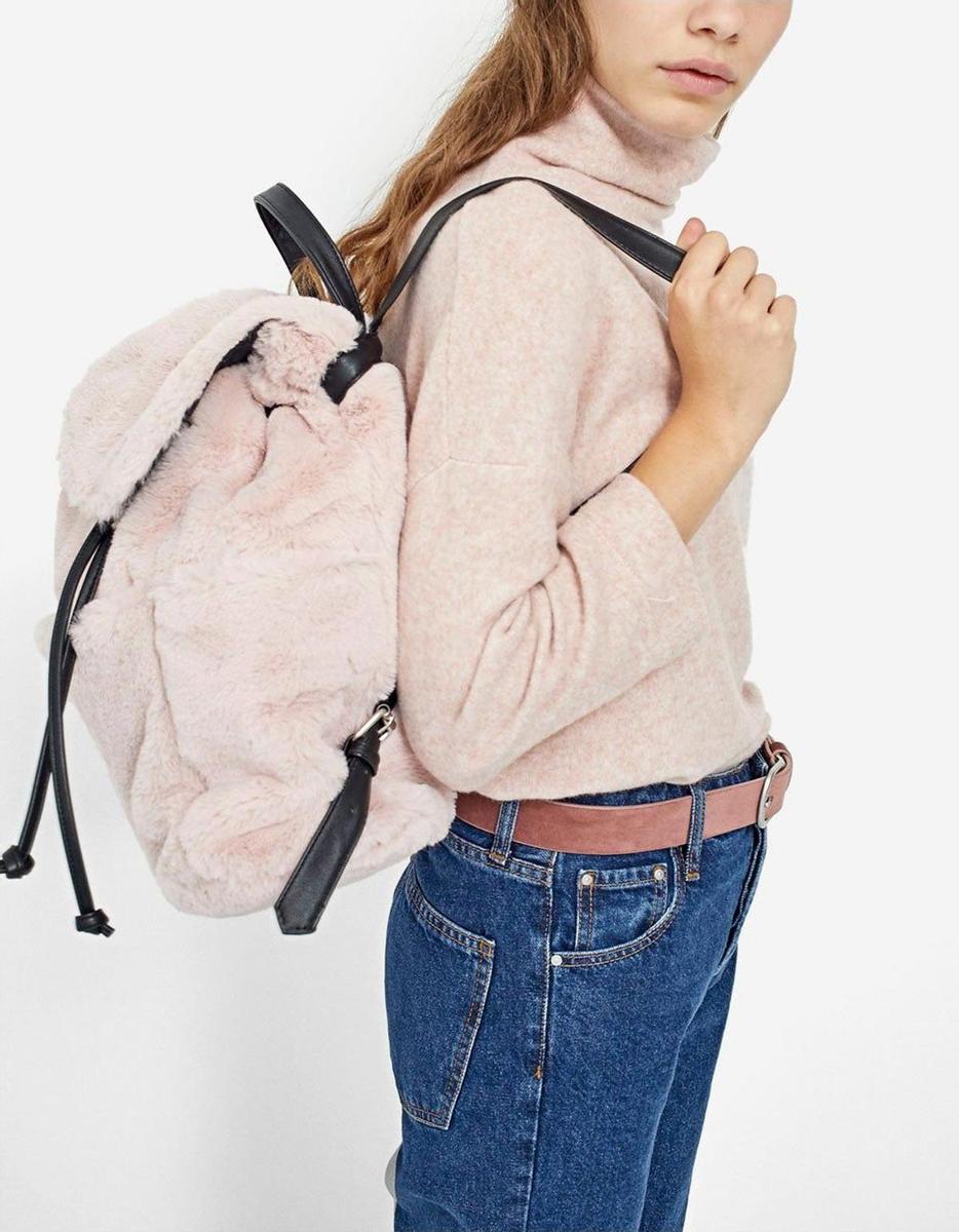 Mochila de peluche de Stradivarius (Precio: 22,95 euros)