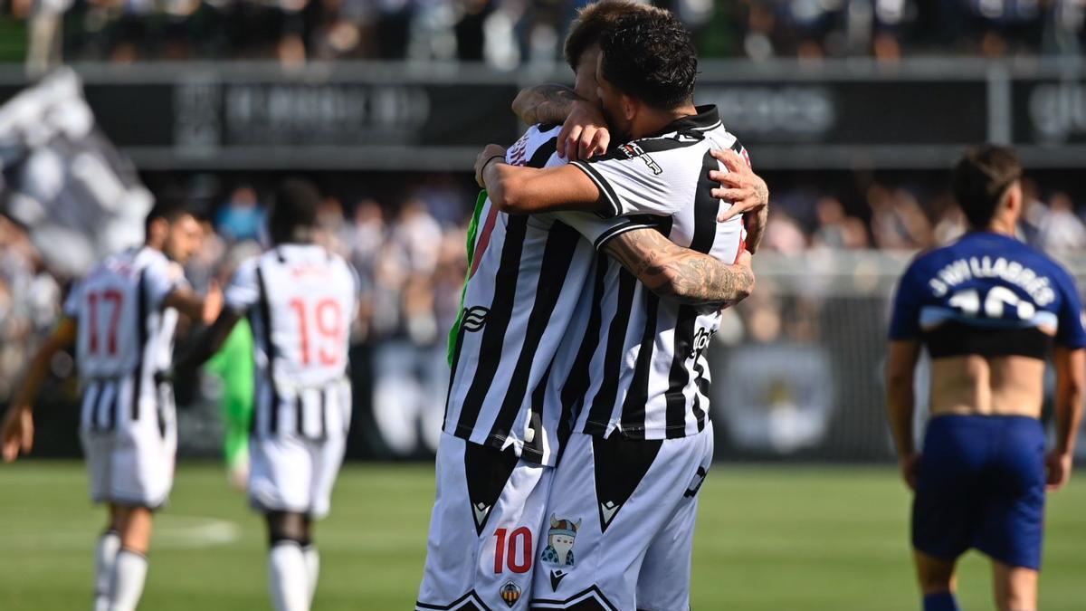 Raúl Sánchez y Alberto celebran la permanencia.