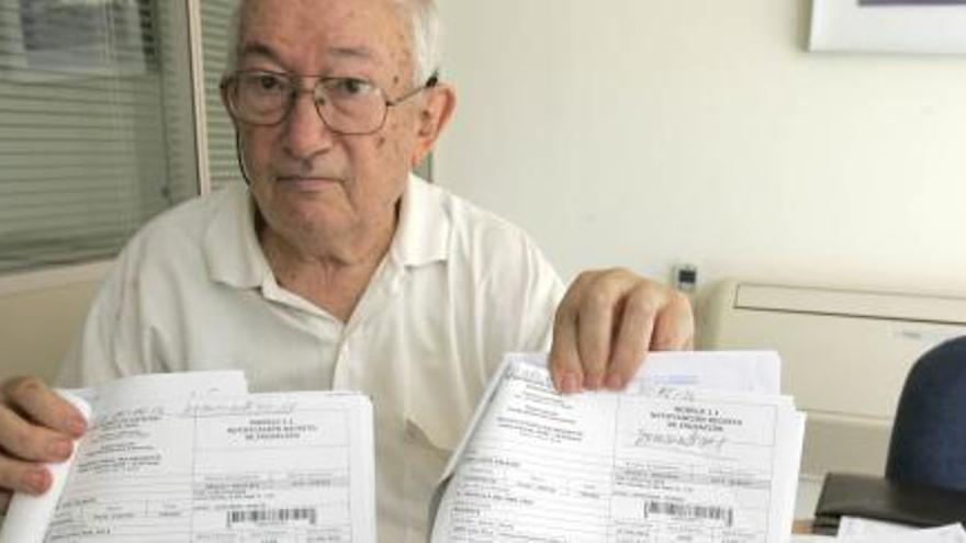 José López Palazón muestra las copias de las notificaciones de las infracciones de la ORA.
