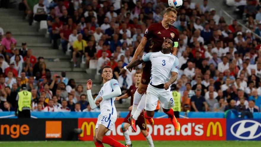 Berezutski supera a Rose en el salto y conecta el cabezazo que supuso el gol del empate para Rusia frente a Inglaterra. yves herman / reuters