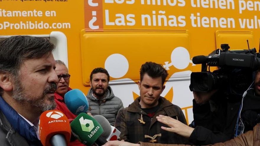 Ignacio Arsuaga, de Hazte Oir, frente al autobús tránsfobo.