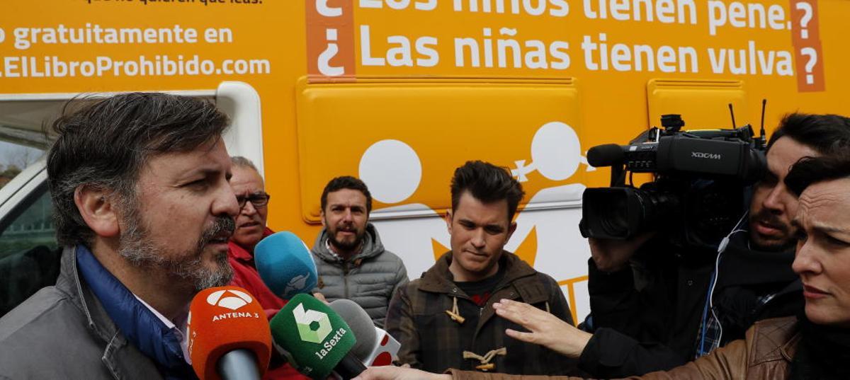 Ignacio Arsuaga, de Hazte Oir, frente al autobús tránsfobo.