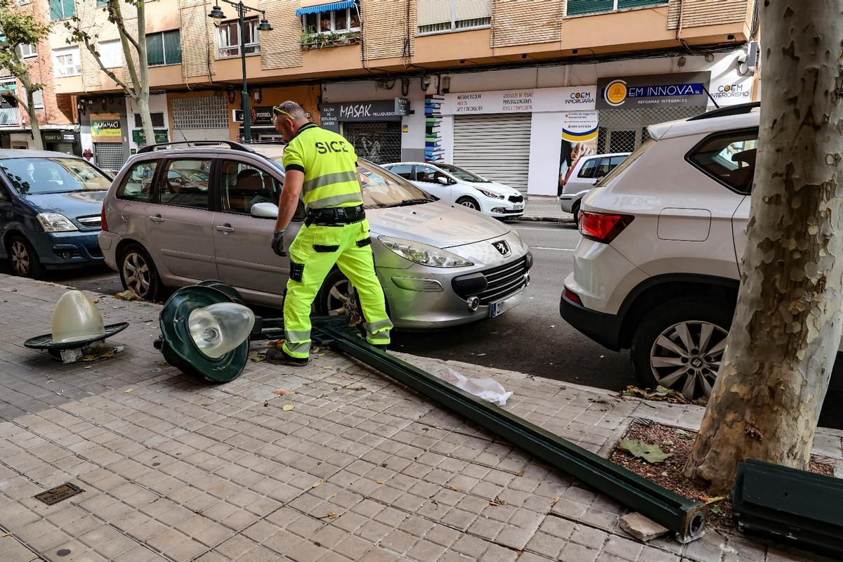 Caída de una farola en Alcoy por el viento este jueves