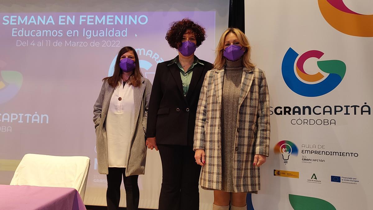 La delegada de Educación, Primera a la derecha, en la inauguración de la Semana en femenino del IES Gran Capitán.