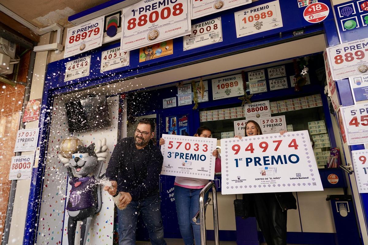 Celebración en 'La gata loca' tras vender el primer y tercer premio de la Lotería del Niño.