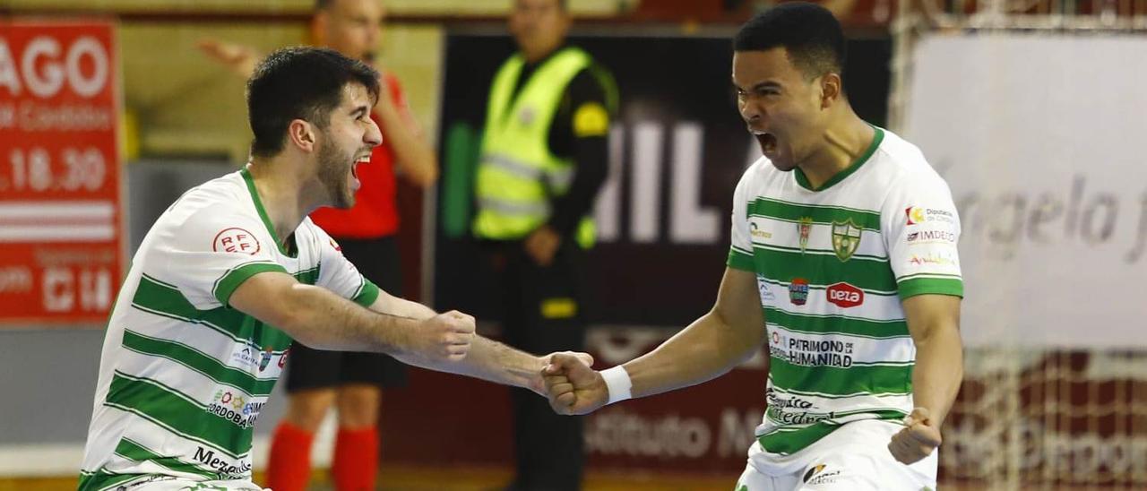 Ismael y Muhammad celebran el gol de la victoria marcado por el tailandés.