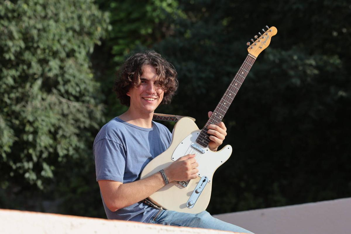 Marc Serra con su guitarra