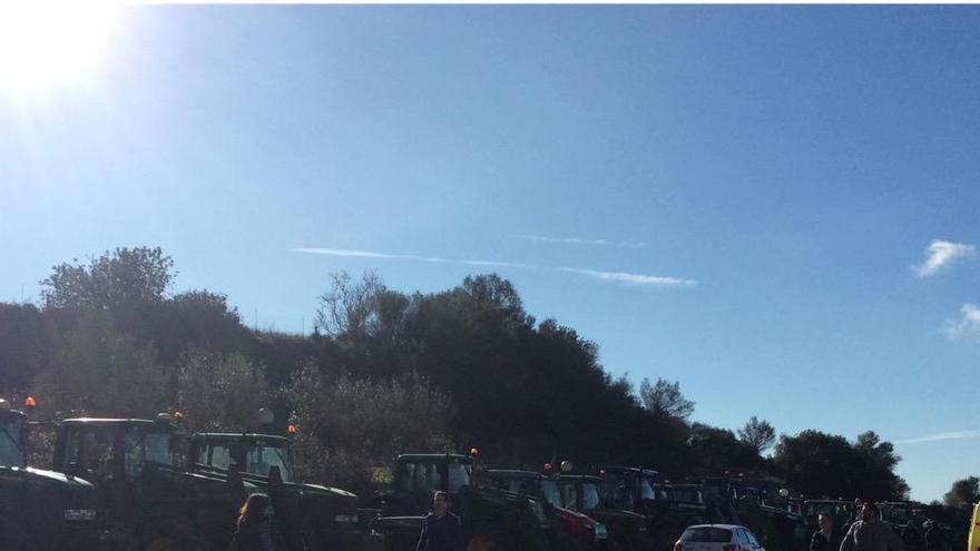 Tractorada contra la política agraria del Govern