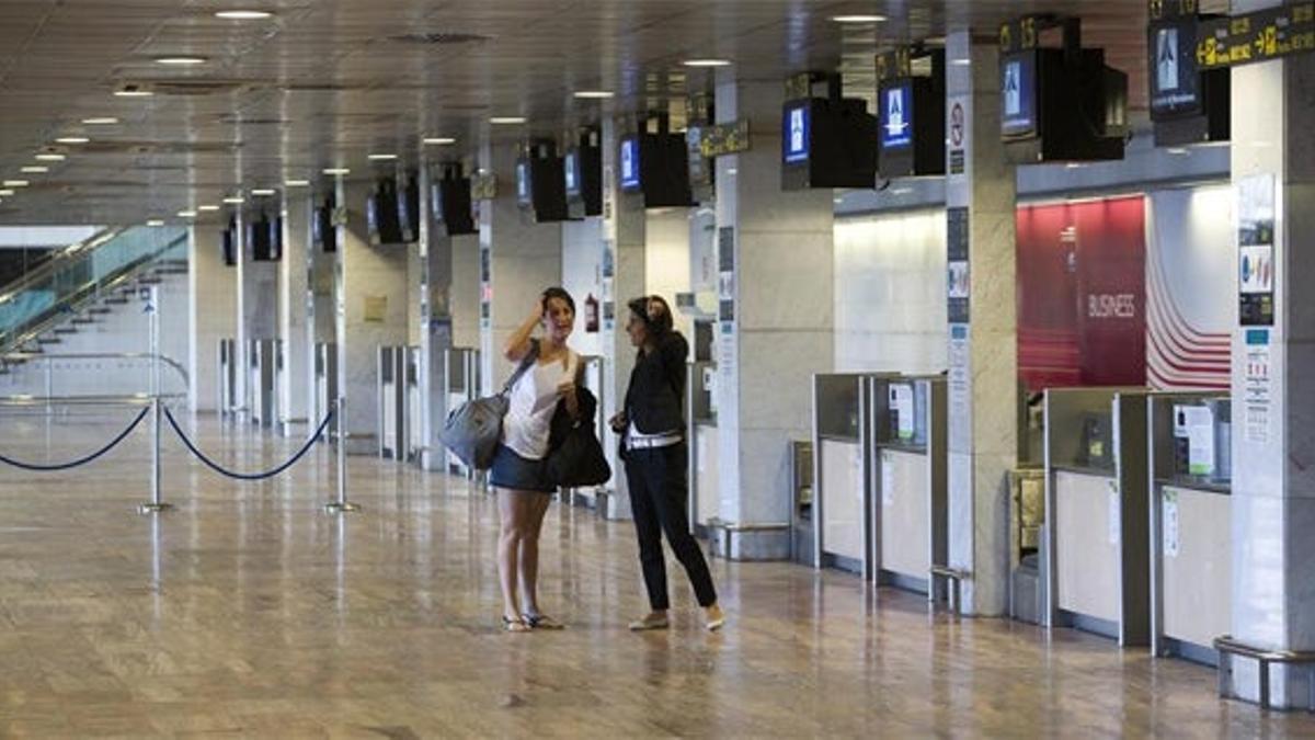 El aeropuerto del Prat introduce la tarjeta de embarque en el móvil en España